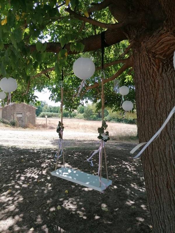 Décoration florale avec décoration de tables et d'arche pour un mariage à Capestang dans l'Hérault