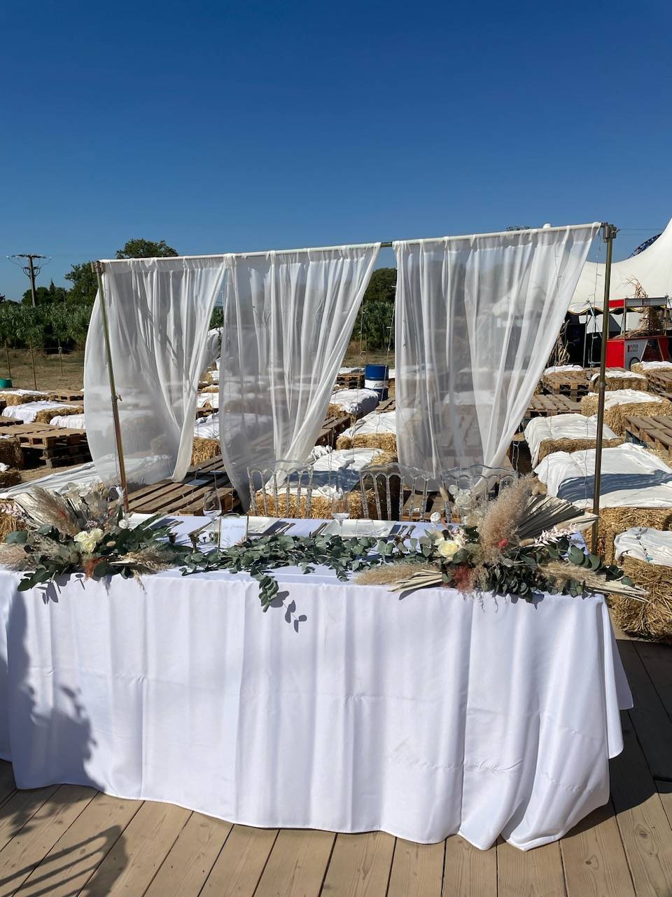 Décoration florale centre de table en hauteur et bouquet de mariée sur Béziers