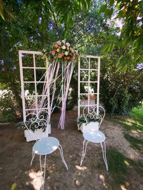 Décoration florale avec décoration de tables et d'arche pour un mariage à Capestang dans l'Hérault