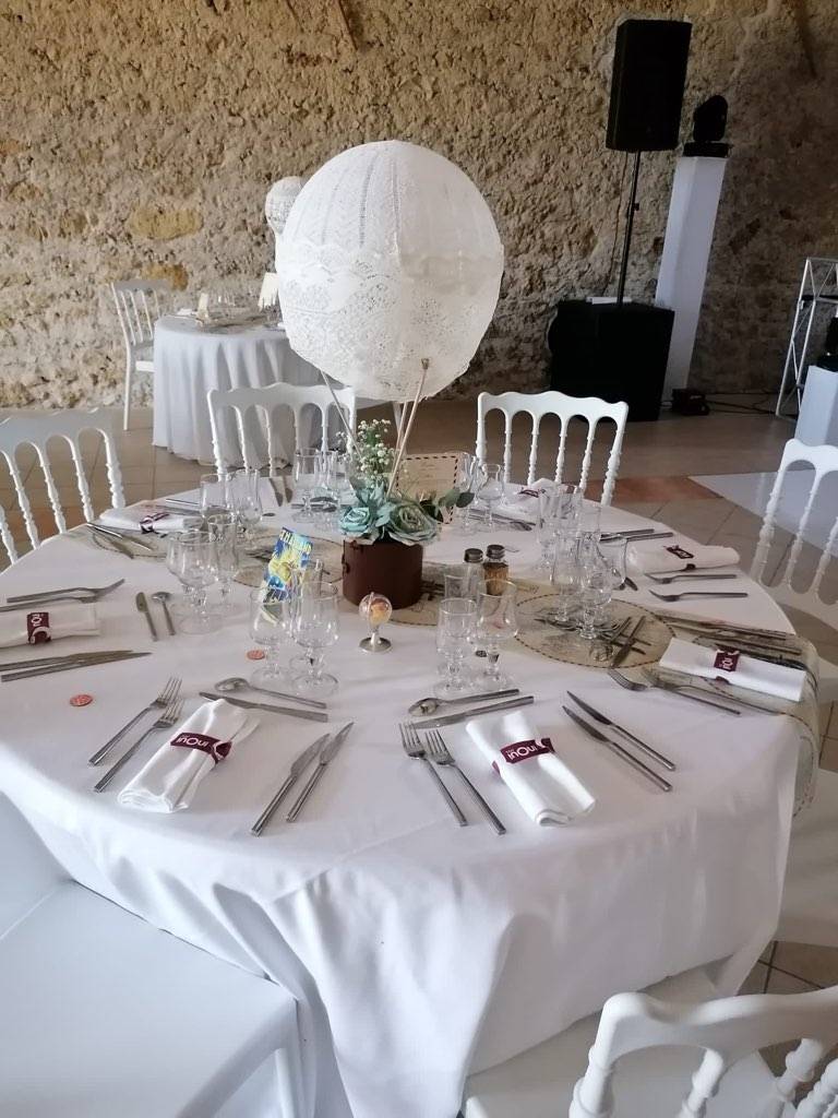 Décoration florale avec décoration de tables et d'arche pour un mariage à Capestang dans l'Hérault