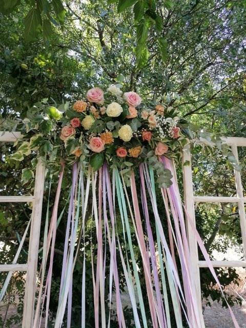 Décoration florale avec décoration de tables et d'arche pour un mariage à Capestang dans l'Hérault