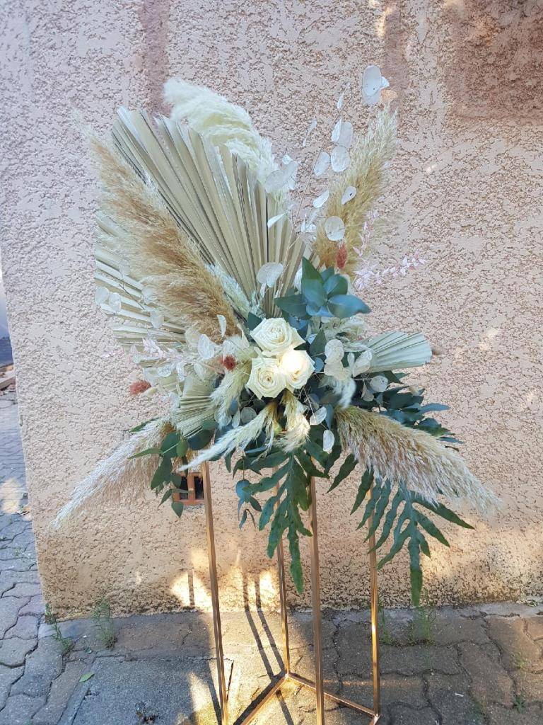 Décoration florale centre de table en hauteur et bouquet de mariée sur Béziers