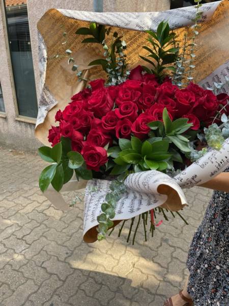Offrir un bouquet de roses rouges près de Béziers dans l'Hérault