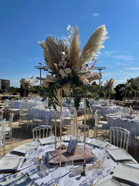Décoration florale centre de table en hauteur et bouquet de mariée sur Béziers