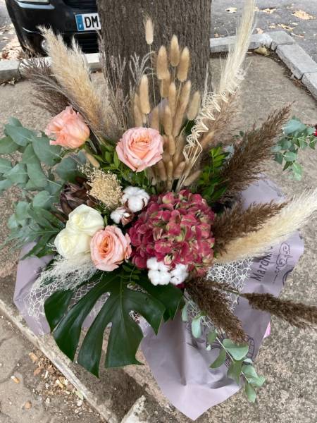 Composition d'un bouquet de fleurs naturelles et séchées pour un anniversaire sur Montady