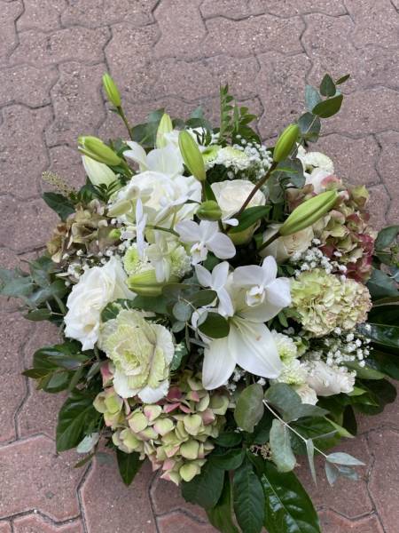 Gerbe de fleurs blanches pour un enterrement à Montady