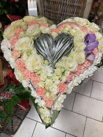 Composition florale d'un cœur pour une cérémonie de deuil sur Montady