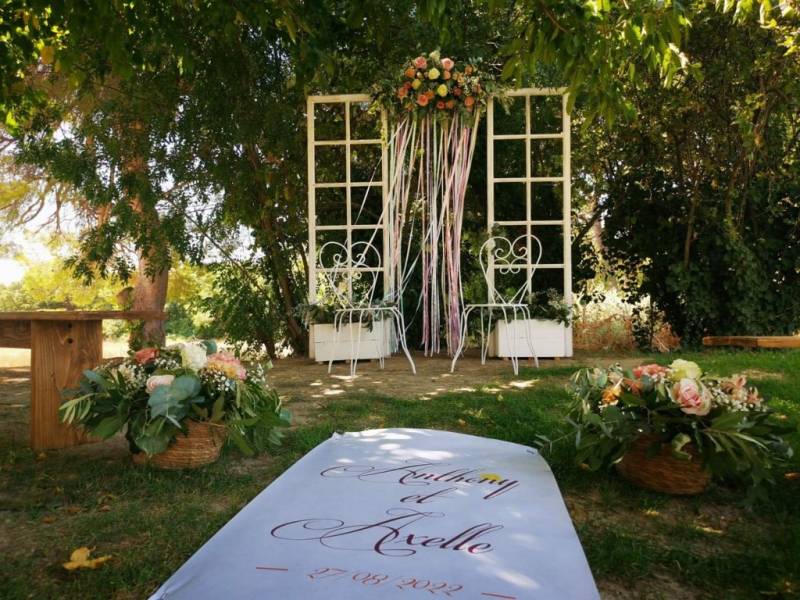 Décoration florale avec décoration de tables et d'arche pour un mariage à Capestang dans l'Hérault